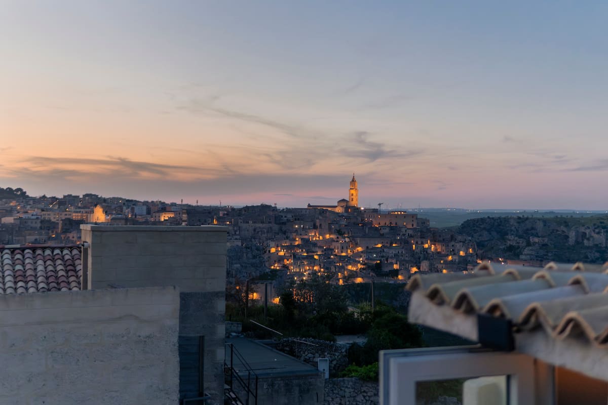 Vista al tramonto dal terrazzo della Icaro sui Sassi e sulla Cattedrale di Matera